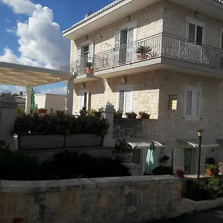 לינה וארוחת בוקר Gaestehaus Tagaro לוקורוטונדו